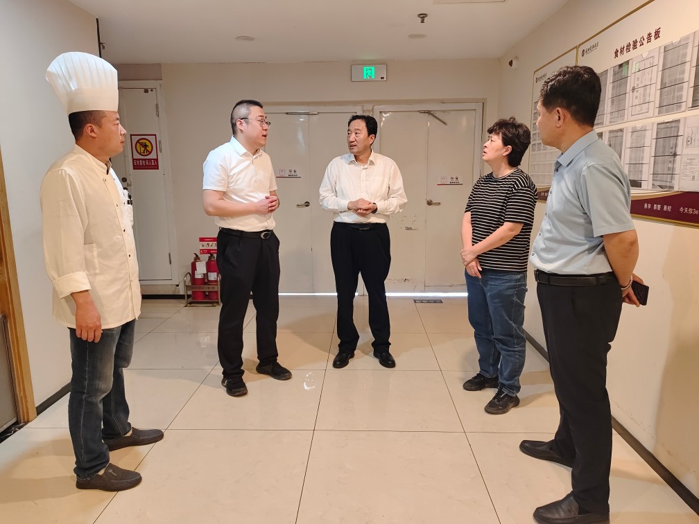 【長(zhǎng)田動(dòng)態(tài)】濟(jì)南市公用事業(yè)發(fā)展中心主任齊麗霞蒞臨華百廣場(chǎng)視察節(jié)日安全工作